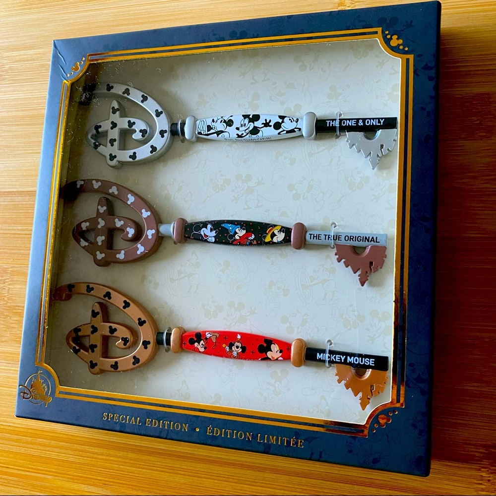 Special Edition Keys Mickey Mouse Disney Keyset NWT